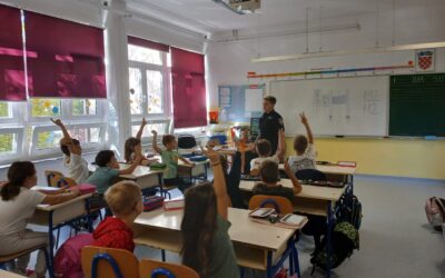 SIGURNOST U PROMETU: Učenici prvih razreda uče kako biti sigurni u prometu