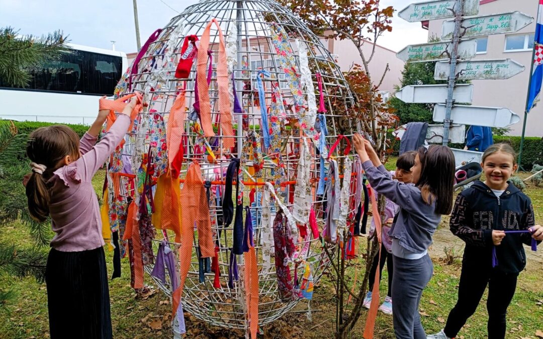 RECIKLIRAJ I STVARAJ: Prvašići ukrasili pisanicu starom odjećom